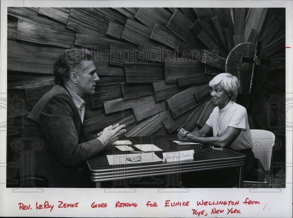 1982 Press Photo Rev LeRoy Zemke gives reading for Eunice Wellington of Rye, NY - Historic Images