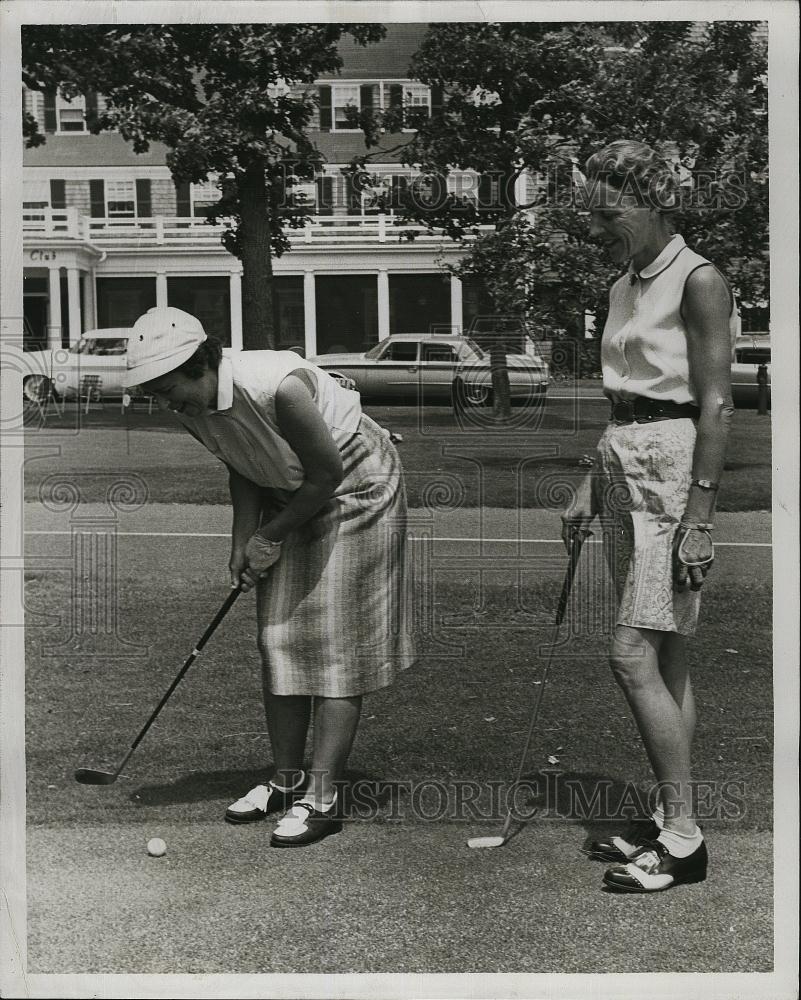 1960 Press Photo Mrs William Maguire &amp; Mrs Nevins McBride golfing - RSL82283 - Historic Images