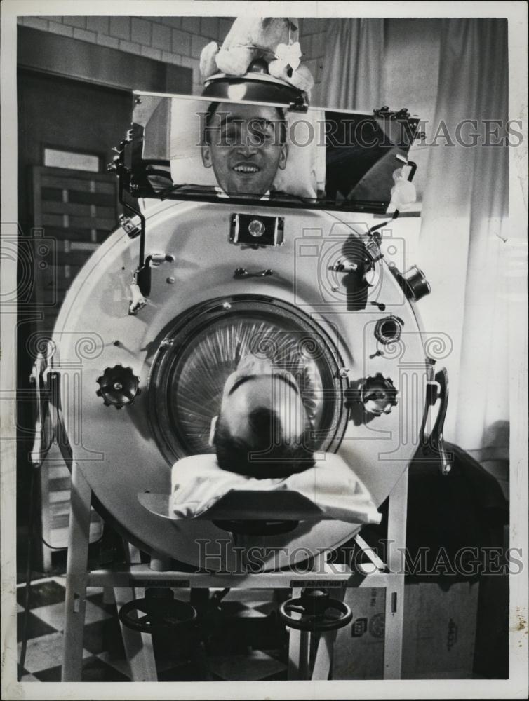 1964 Press Photo Morris Waxman, Iron Lung Story - RSL42203 - Historic Images