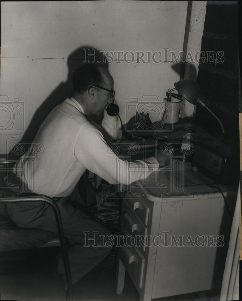 Press Photo Officers Find Bookmaking Establishment During Raid - RSL91687 - Historic Images