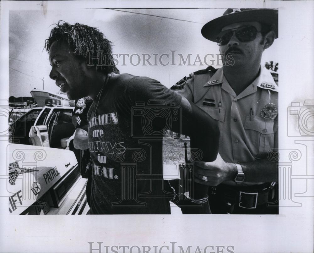 1980 Press Photo William C Palmer arrested by Sgt Richard Walker for robbery - Historic Images