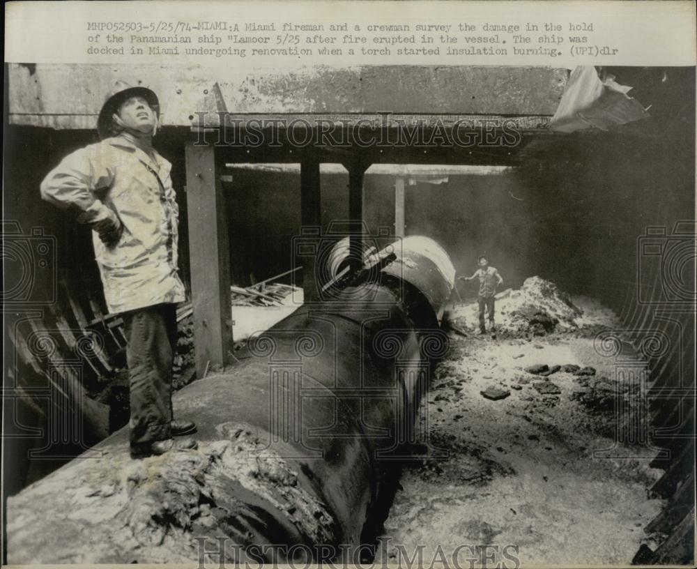 1974 Press Photo Miami Fireman Crewmen Survey Damage Panamanian Ship Lamoor Fire - Historic Images