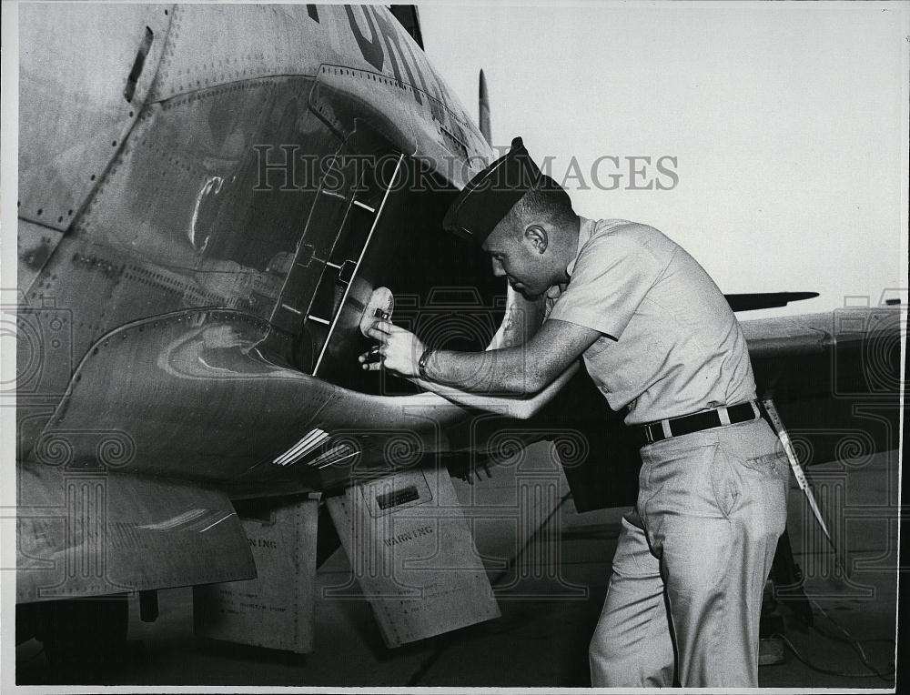 Press Photo 1st Lt Stephen Crocker of ADC&#39;s famous &quot;Flying Tigers&quot; - RSL08545 - Historic Images