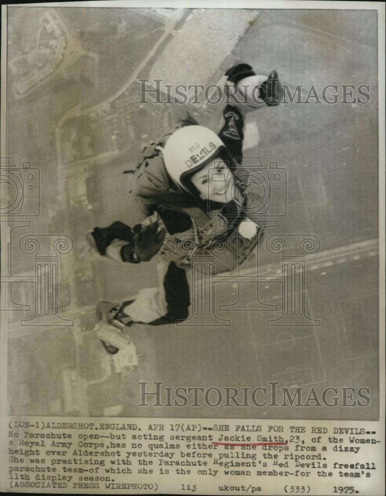 1975 Press Photo Jackie Smith, Royal Army Corps parachuter - RSL79731 - Historic Images