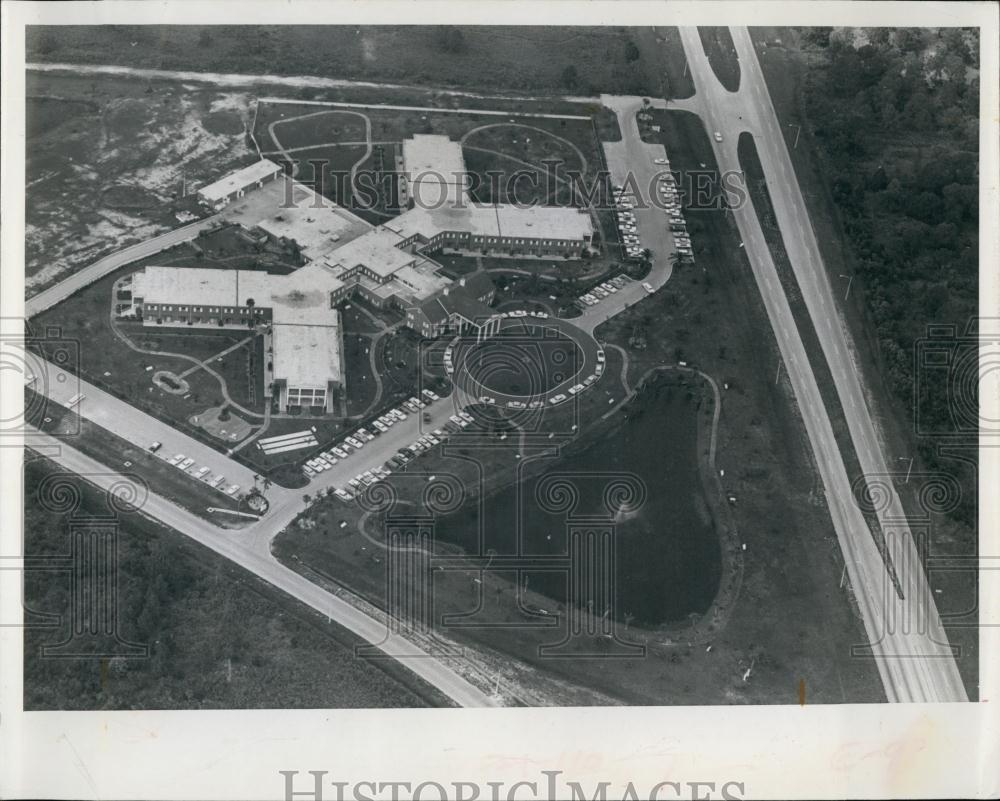 Press Photo Aerial Show of grounds building lake and roadways - RSL70063 - Historic Images