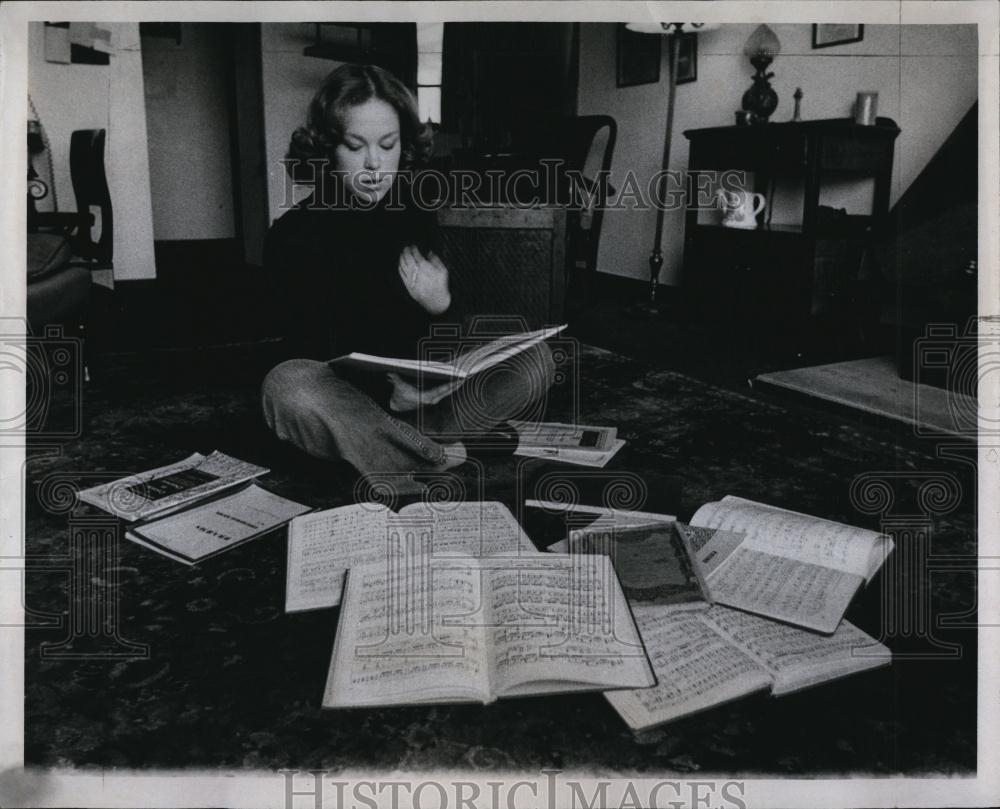 1974 Press Photo Lisbeth Brittain rehearses for &quot;Riders to the Sea&quot; - RSL89285 - Historic Images