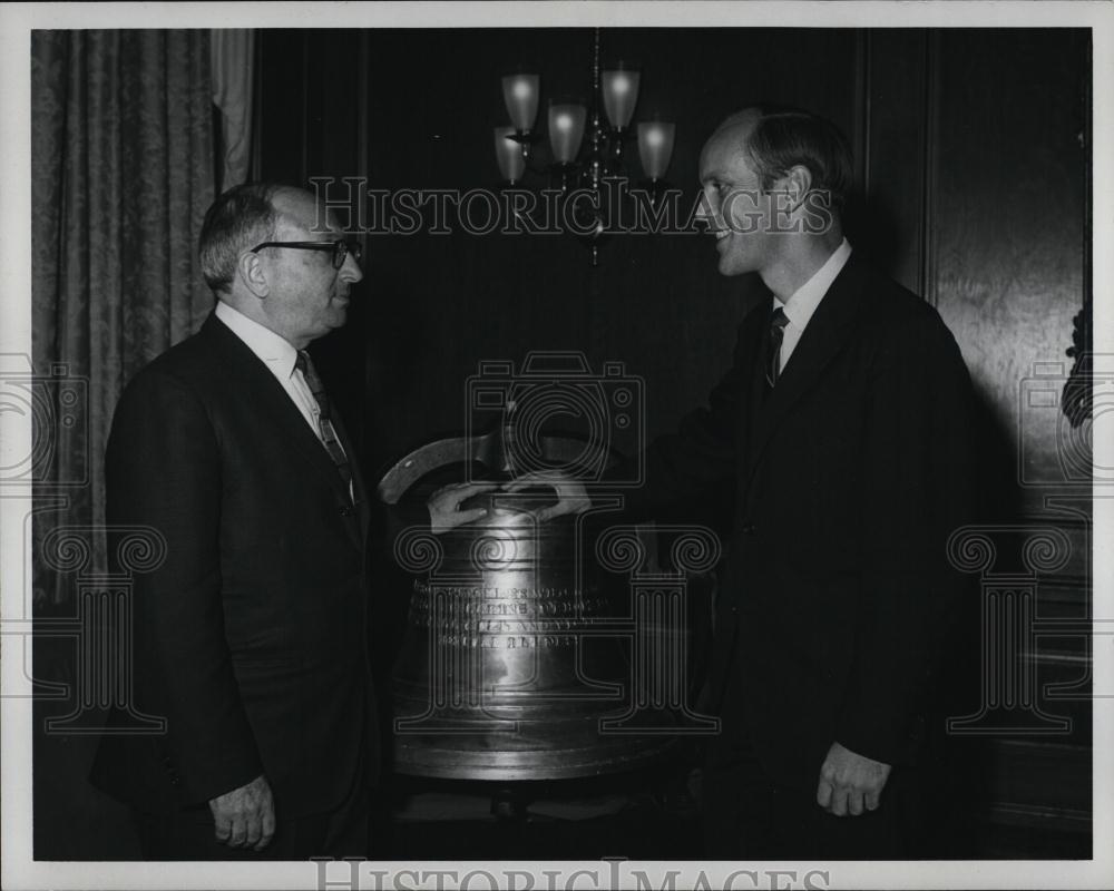 1968 Press Photo Wilbur Cohen, Sec of HEW &amp; Earl Warren Natl Assn Mental Health - Historic Images