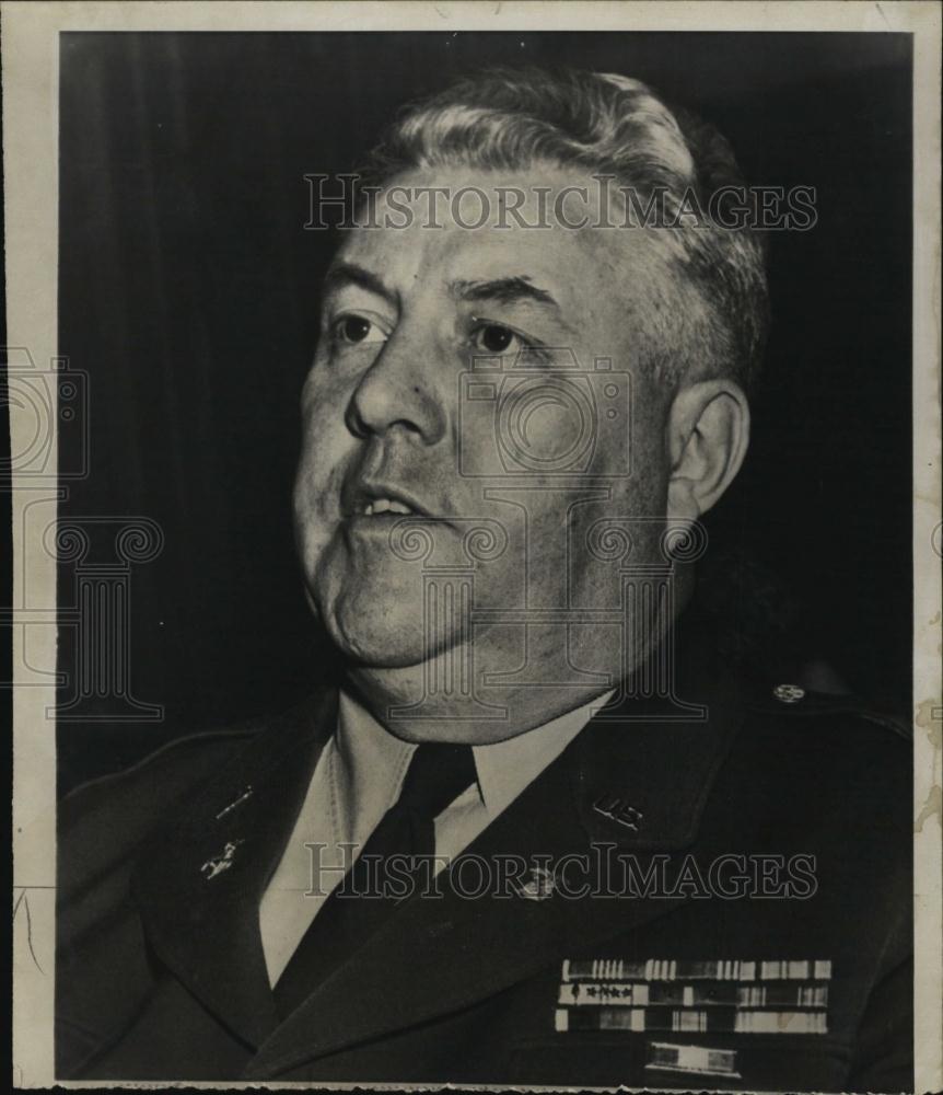 1955 Press Photo Major Eric C Farnell takes witness stand - RSL45325 - Historic Images