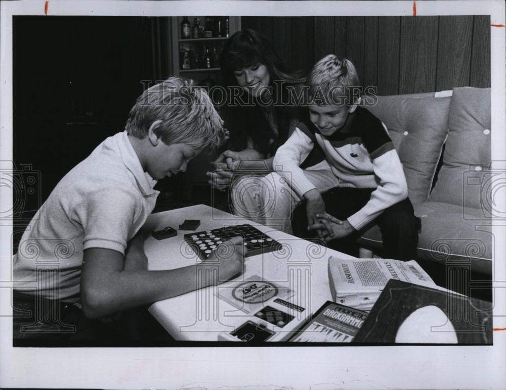 1981 Press Photo Patty Miller, model &amp; some children in Florida - RSL98699 - Historic Images