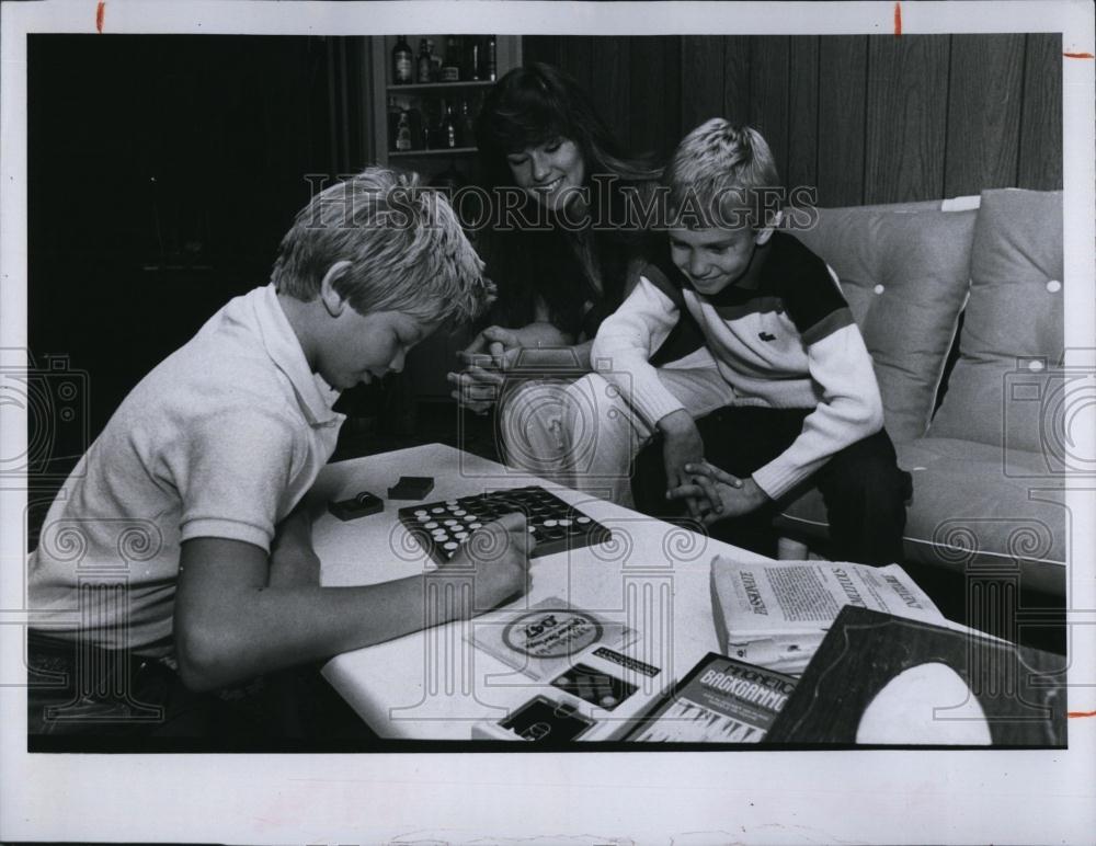 1981 Press Photo Patty Miller, model & some children in Florida - RSL98699 - Historic Images