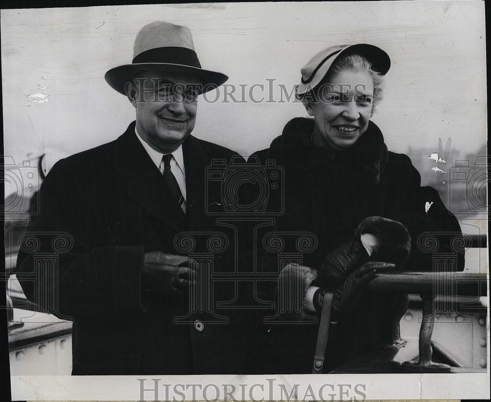 1952 Press Photo Ed R Mitton of Jordan Marsh Company back in US after Europe - Historic Images