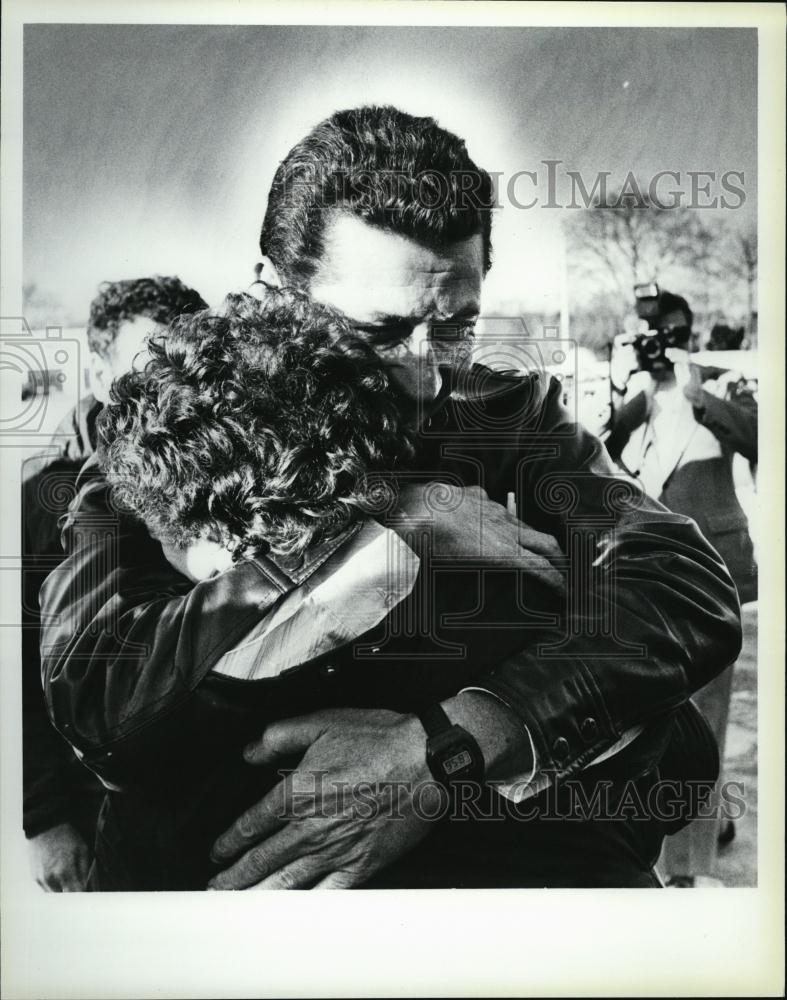 1984 Press Photo Robert Smith and his son Bobby being reunited - RSL44117 - Historic Images