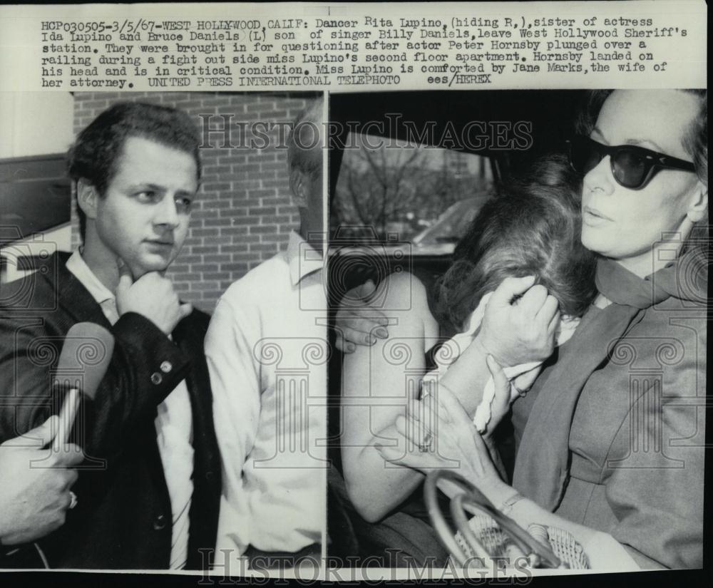 1967 Press Photo Dancer Rita Lupino And Bruce Daniels Leave Sheriff&#39;s Office - Historic Images