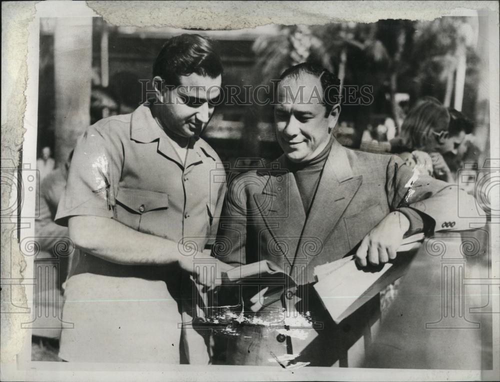 1940 Press Photo Ken Kling Daily Record Sports Comic Strip Joe & Asbestos - Historic Images