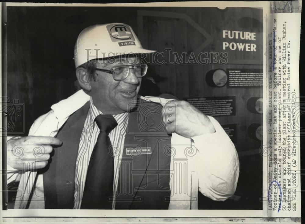 1975 Press Photo Rep Kenneth E Toziner Unity tours plant Maine Power co - Historic Images