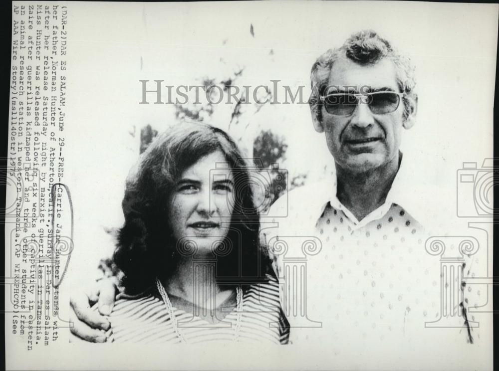 1975 Press Photo Carrie Jane Hunter &amp; dad Norman Hunter in Tanzania - RSL86513 - Historic Images