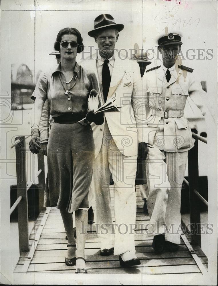 1938 Press Photo Warren Pershing &amp; wife Muriel Richards arrived at Calcutta - Historic Images