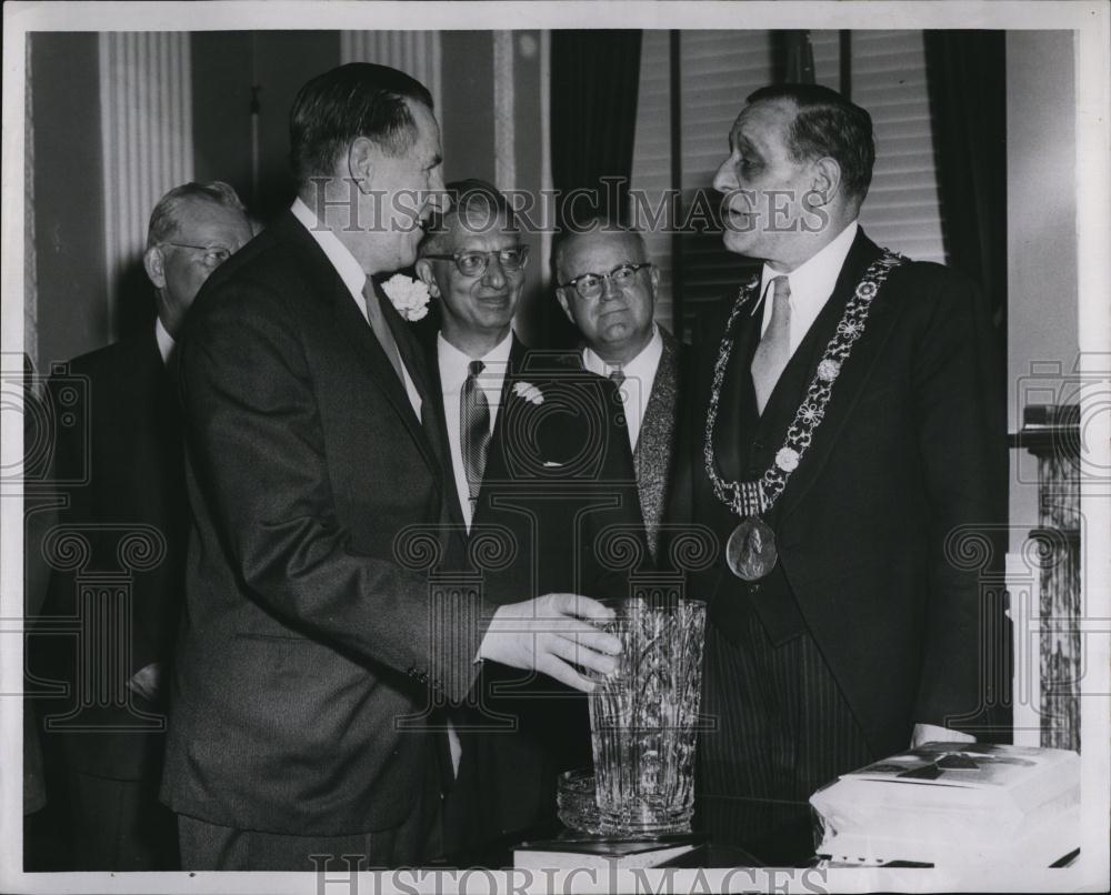 1957 Press Photo Mass Gov Foster Furcolo &amp; Lord Mayor Briscoe - RSL88925 - Historic Images