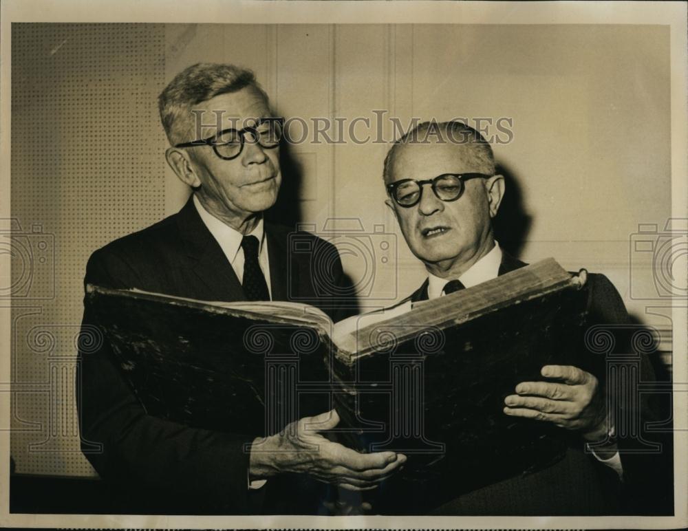 1960 Press Photo Mark Van Doren &amp; Maurice Samuel on &quot;Words We Live By&quot; - Historic Images