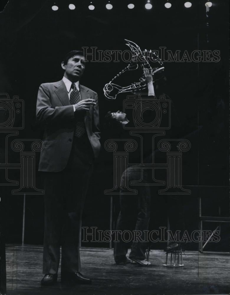 1975 Press Photo Brian Bedford and Dai Bradley in "Equus" - RSL84143 - Historic Images