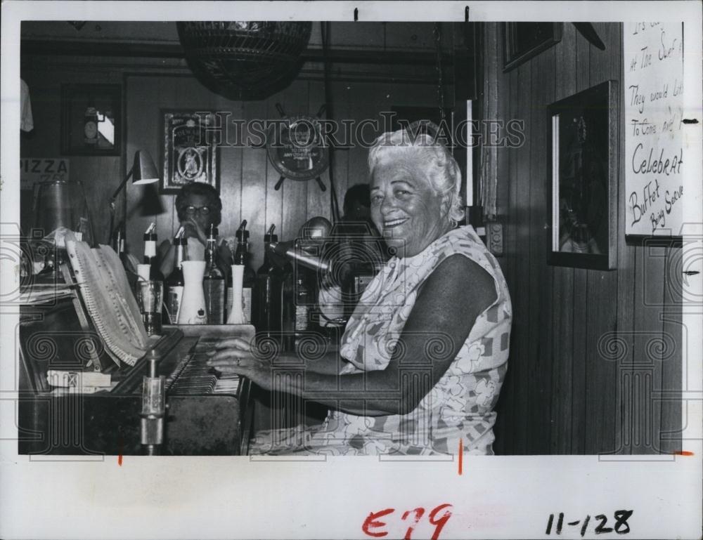 1980 Press Photo Rena Estabrooks, Surf And Sand Beach Bar, Madeira Beach - Historic Images