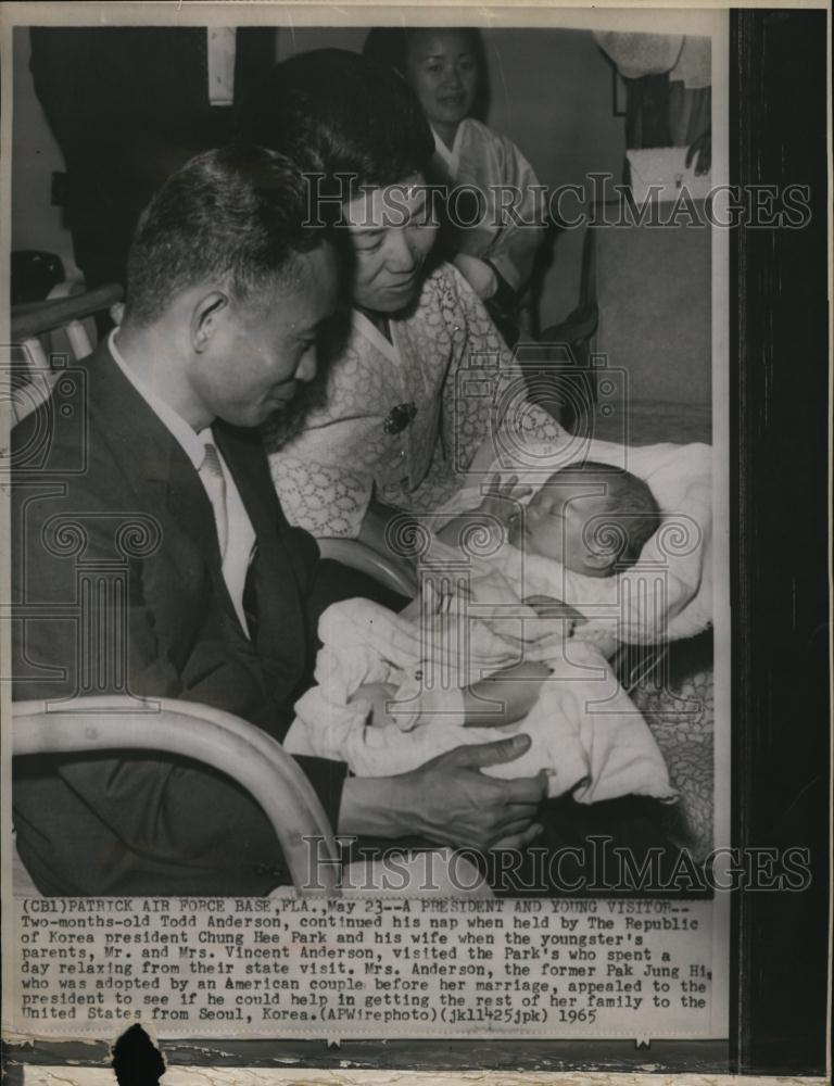 1965 Press Photo South Korean President Park &amp; Wife Visit With Young Child - Historic Images