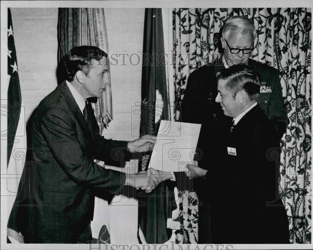 1975 Press Photo Hon Martin R Hoffman, Secretary of the Army, Mr W Canady - Historic Images