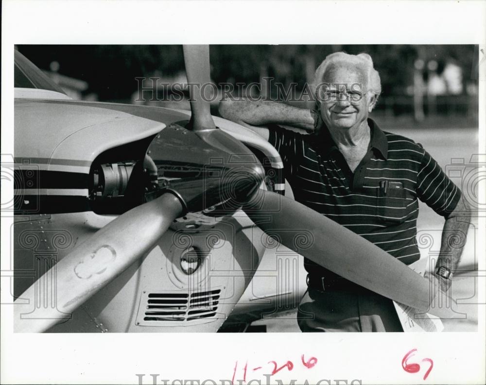 1986 Press Photo Pilot Fred Campbell poses next to the 1978 Bonanza V-35-B - Historic Images