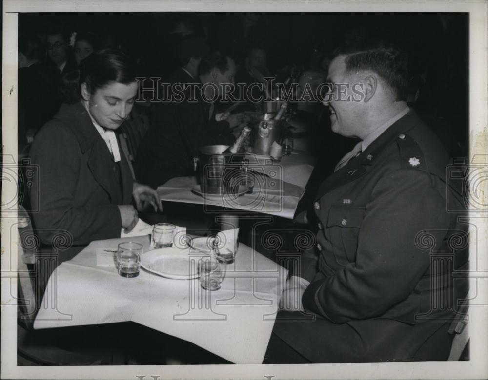 1945 Press Photo Sally Elting, Red Cross with Lt Col J Darwin, Jr - Historic Images