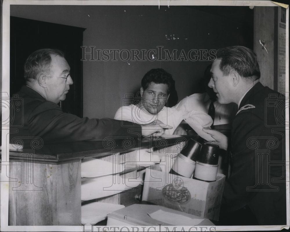 1958 Press Photo Capt Wm McIntyre &amp; Lt Harold Ferguson at police HQs - RSL88529 - Historic Images