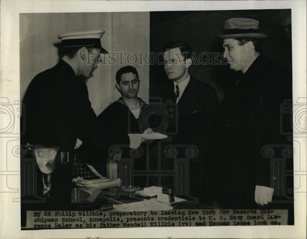 1942 Press Photo Philip Wilkie &amp; Navy rep L Daley &amp; Wendell Wilkie - RSL96117 - Historic Images