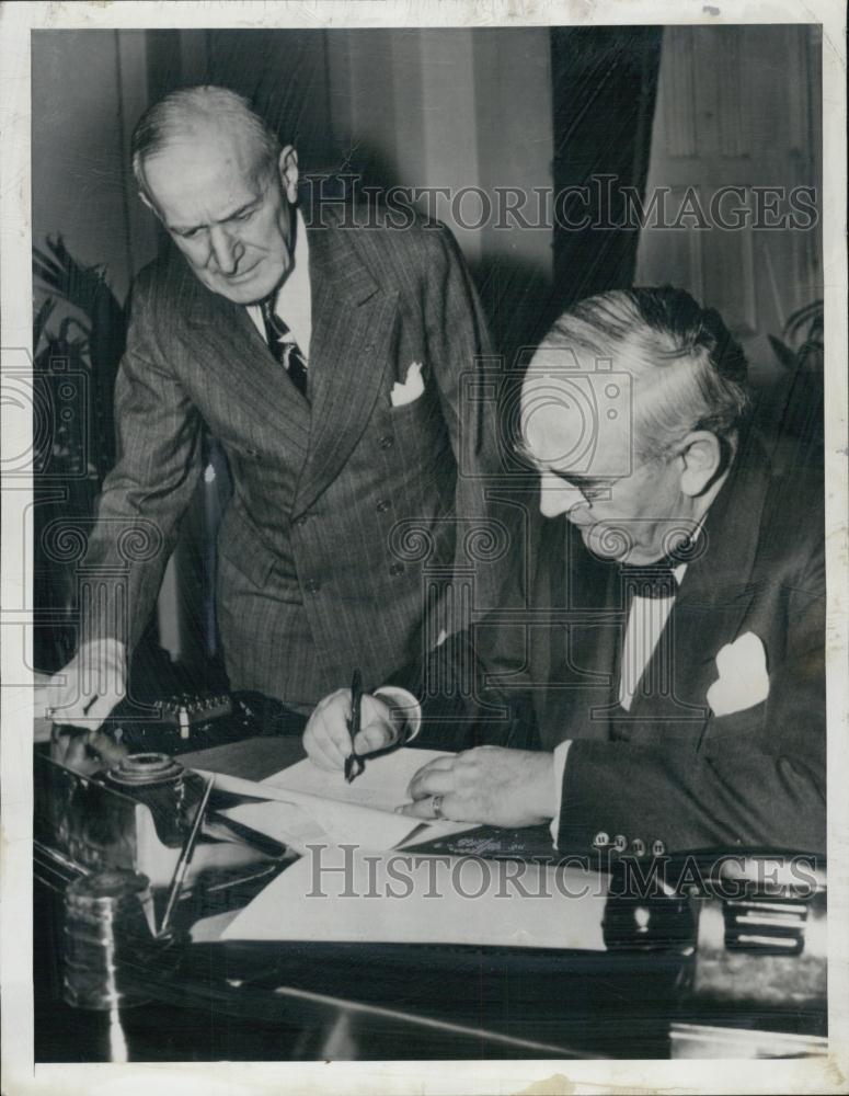 1947 Press Photo Sen Secretary Carl Loeffler, Sen Arthur Vandenberg - Historic Images