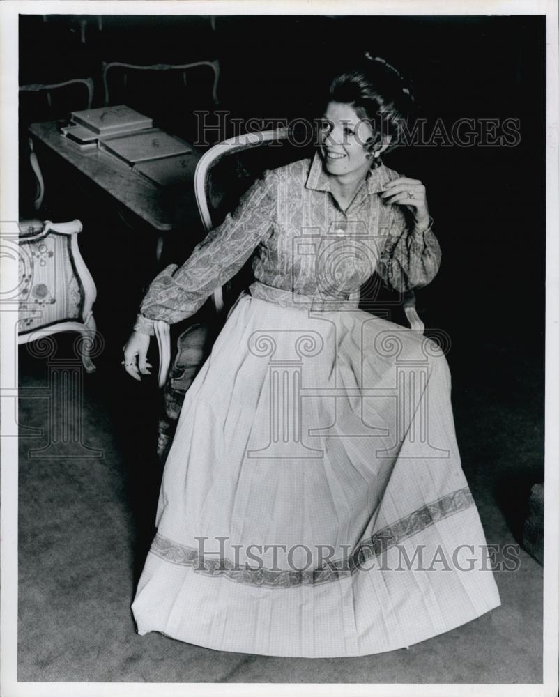 1972 Press Photo Shirt dress in delicate rose pattern - RSL61947 - Historic Images