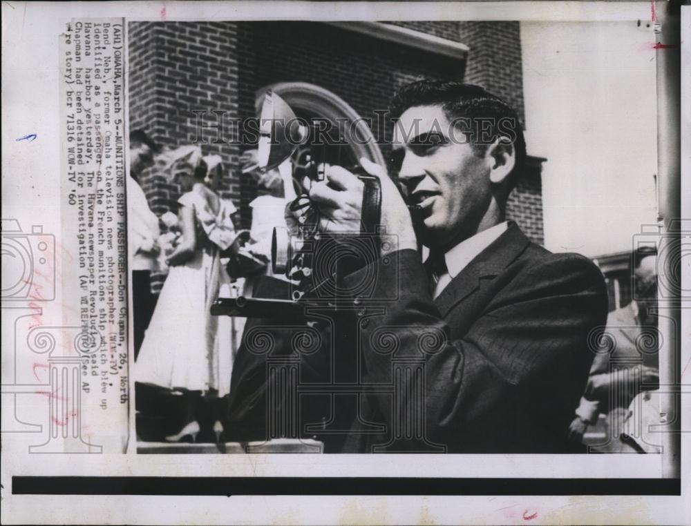 1960 Press Photo News photographer Chapman detained by Cuba - RSL99507 - Historic Images