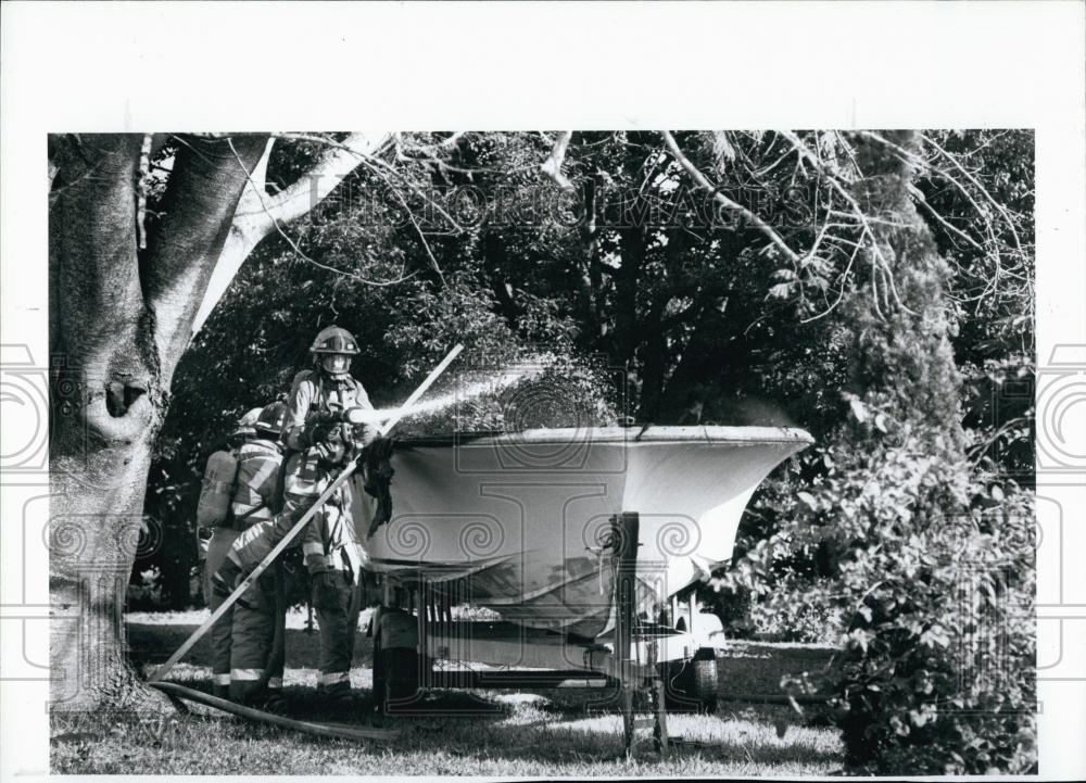 1987 Press Photo Damage to house &amp; boat in fire in St Pete&#39;s, Florida - Historic Images