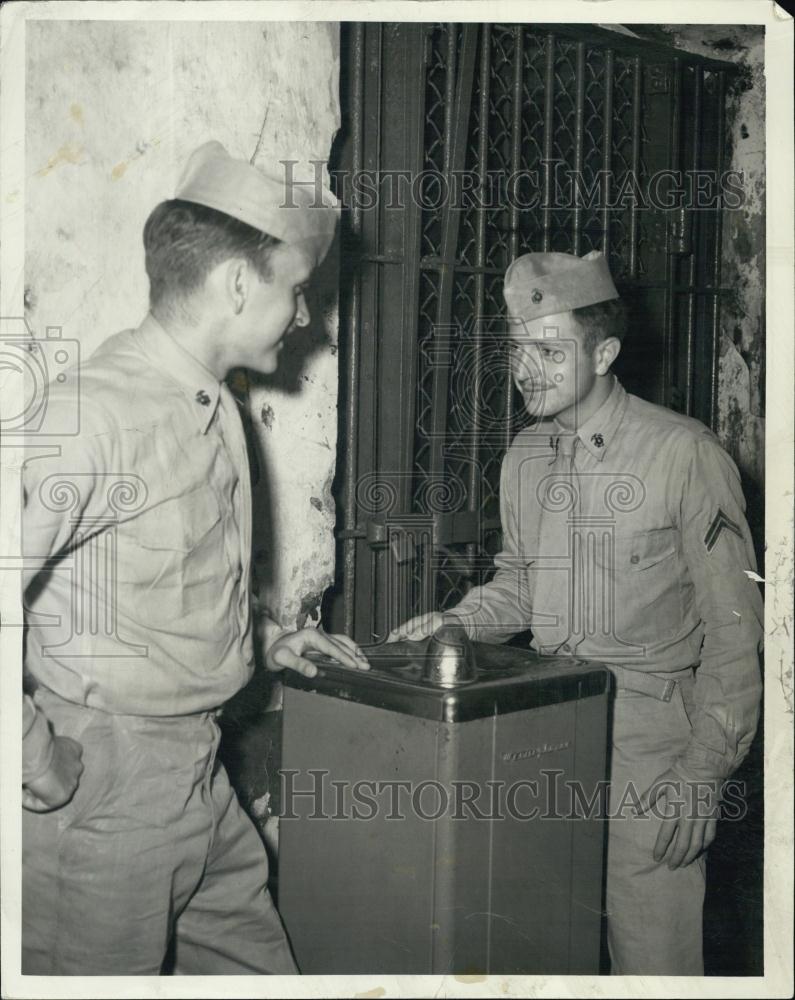 1953 Press Photo Cpl Roland Dansereau Jr Stopping For Cool Drink Sightseeing - Historic Images