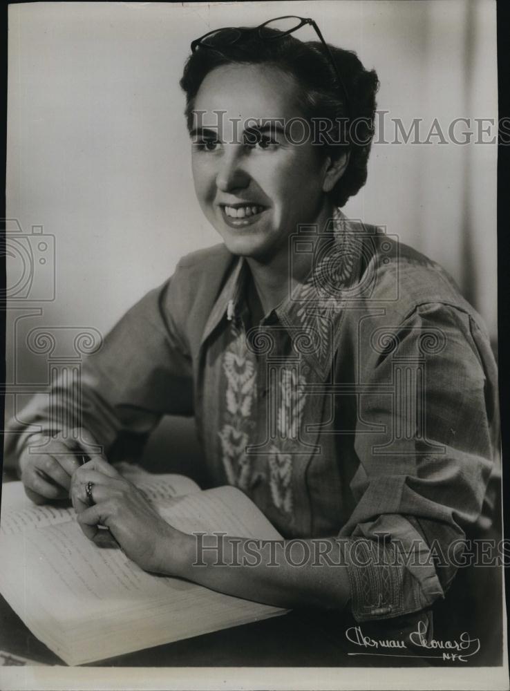 1953 Press Photo Elizabeth Janeway, author of &quot;Leaving Home&quot; - RSL93123 - Historic Images