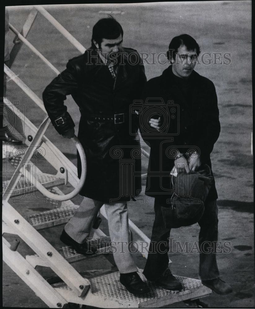 1976 Press Photo Noel Richard Escorted Off Plane By Detective - RSL84759 - Historic Images