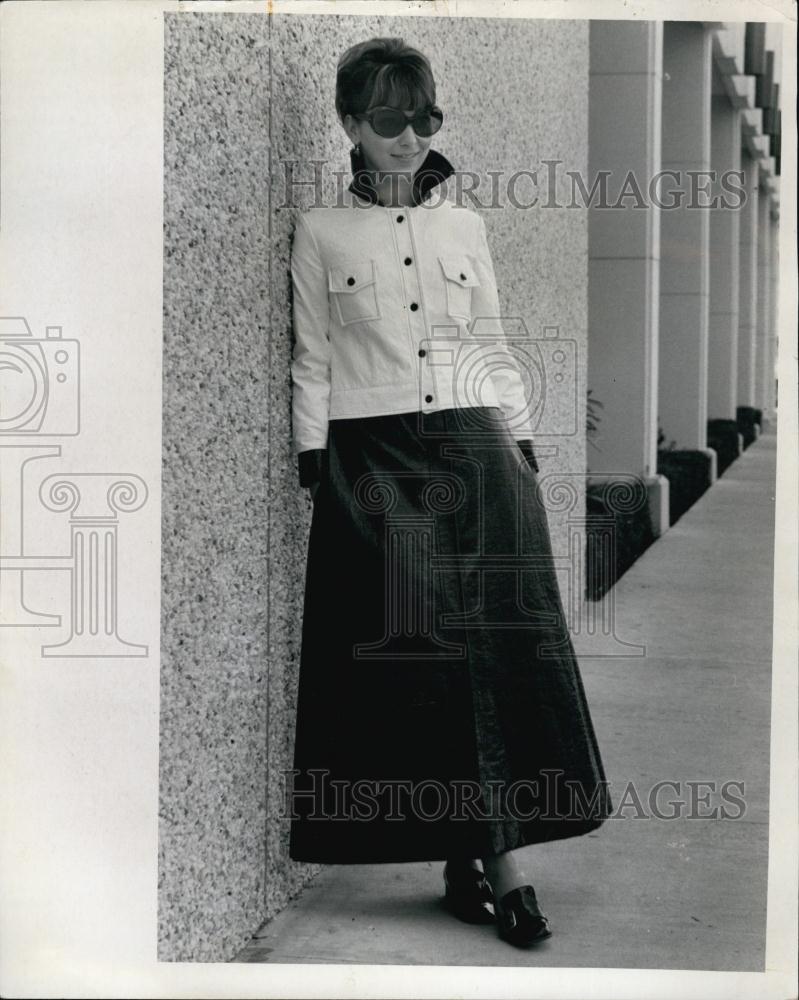 1969 Press Photo Modeling a &quot;Maxi-Coat&quot; - RSL61937 - Historic Images