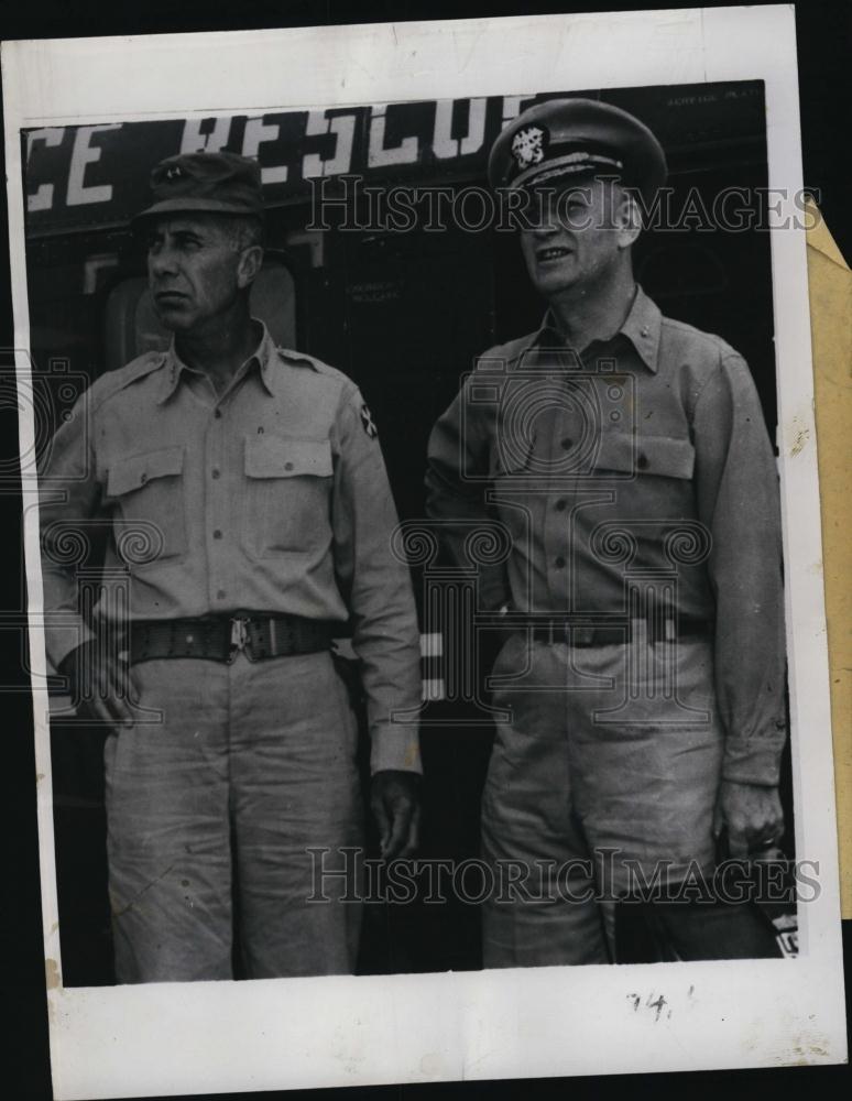 1951 Press Photo Major Gen Henry Hodes &amp; Rear Admiral Arleigh A Burke - Historic Images