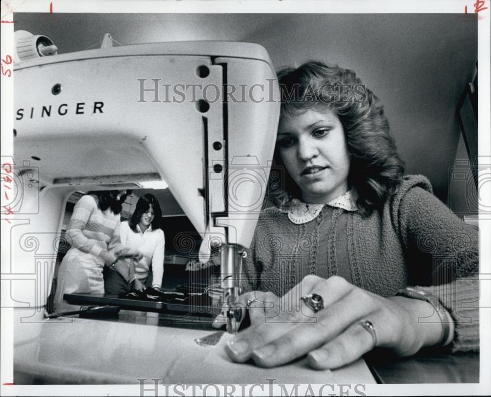 1983 Press Photo Lisa Krilyk Makes Cheerleeding Uniform On Sewing Machine - Historic Images