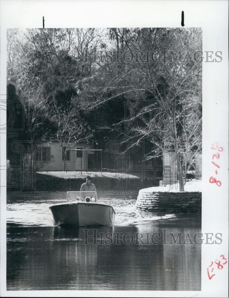 1977 Press Photo Florida Marine patrol officer Bob Roland checks out river - Historic Images