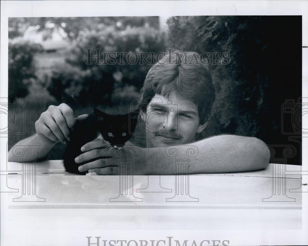 1982 Press Photo Bob Miller and kitten he rescued in Florida drainpipe - Historic Images