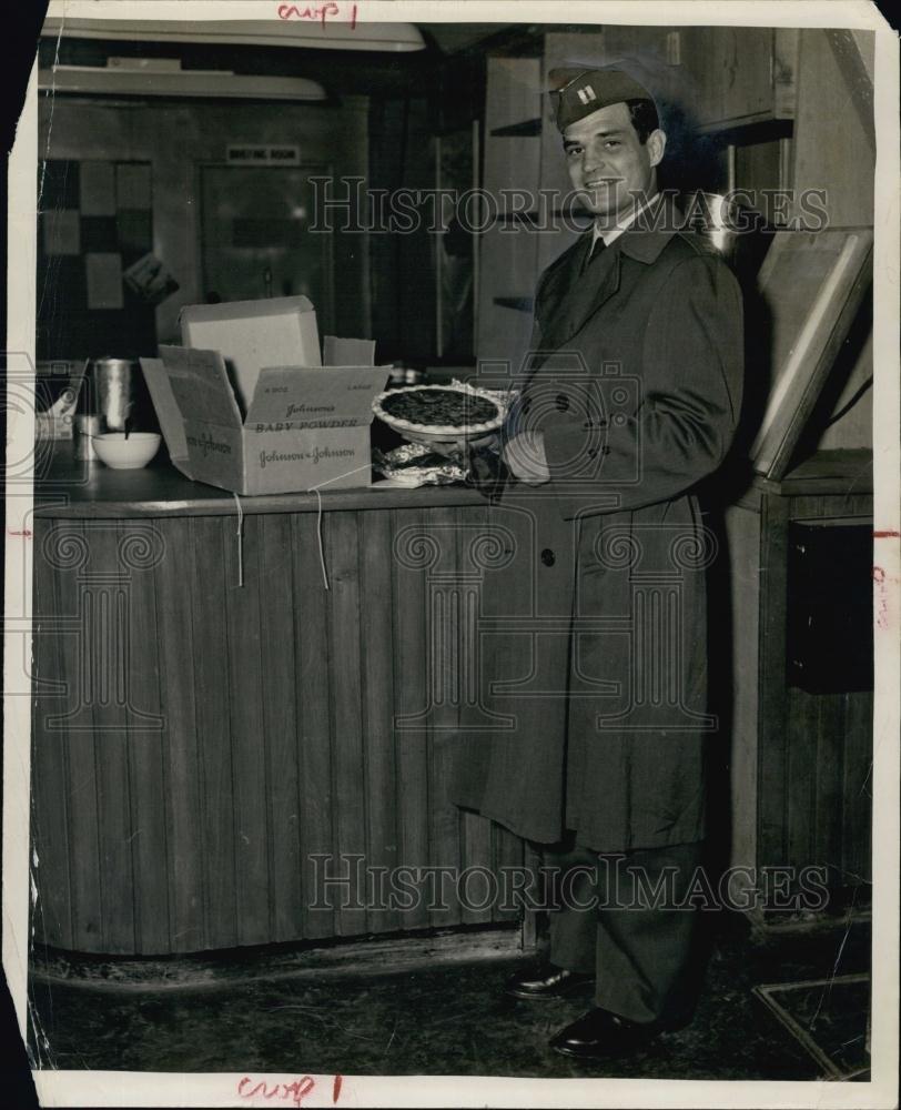 Press Photo Captain George Porter and his pie - RSL64973 - Historic Images