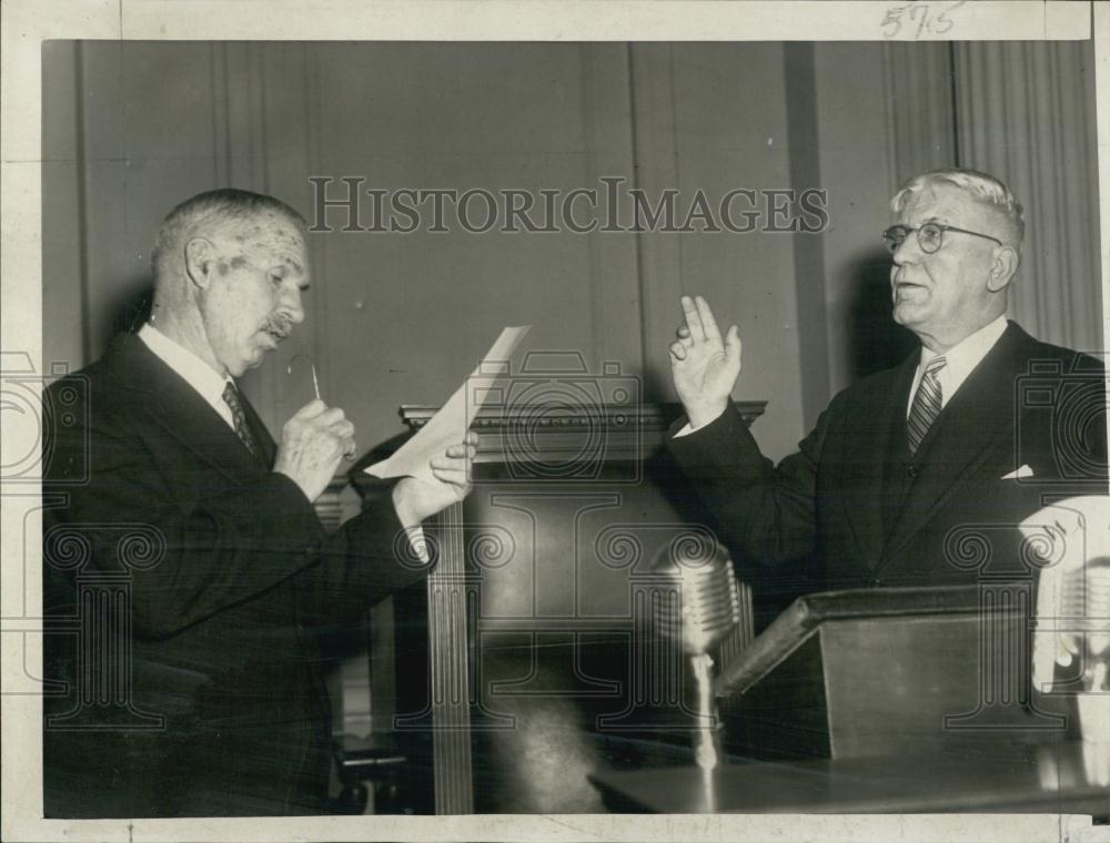 1952 Press Photo Newton Mayor Theodore Lockwood Sworn In By Judge Thomas Weston - Historic Images