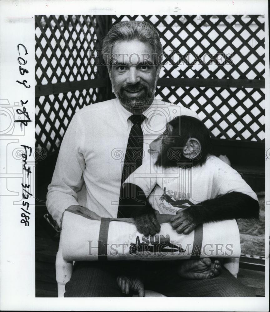 1988 Press Photo Tom LaFalce &amp; Chimpanzee Tom Invented Original Sun Cuddler - Historic Images