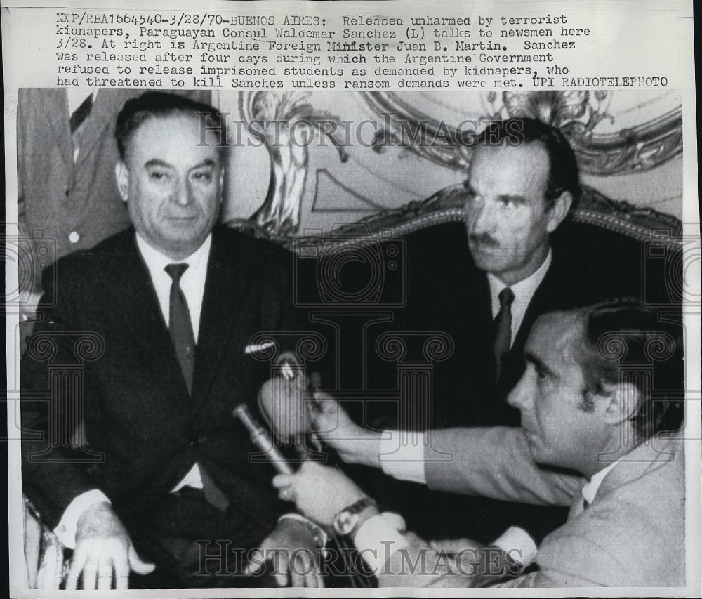 1970 Press Photo Waldemar Sanchez talking with newsmen - RSL85087 - Historic Images