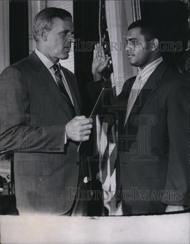 1970 Press Photo GovSargent Gives Oath Of Office To Steven Minter - RSL83399 - Historic Images