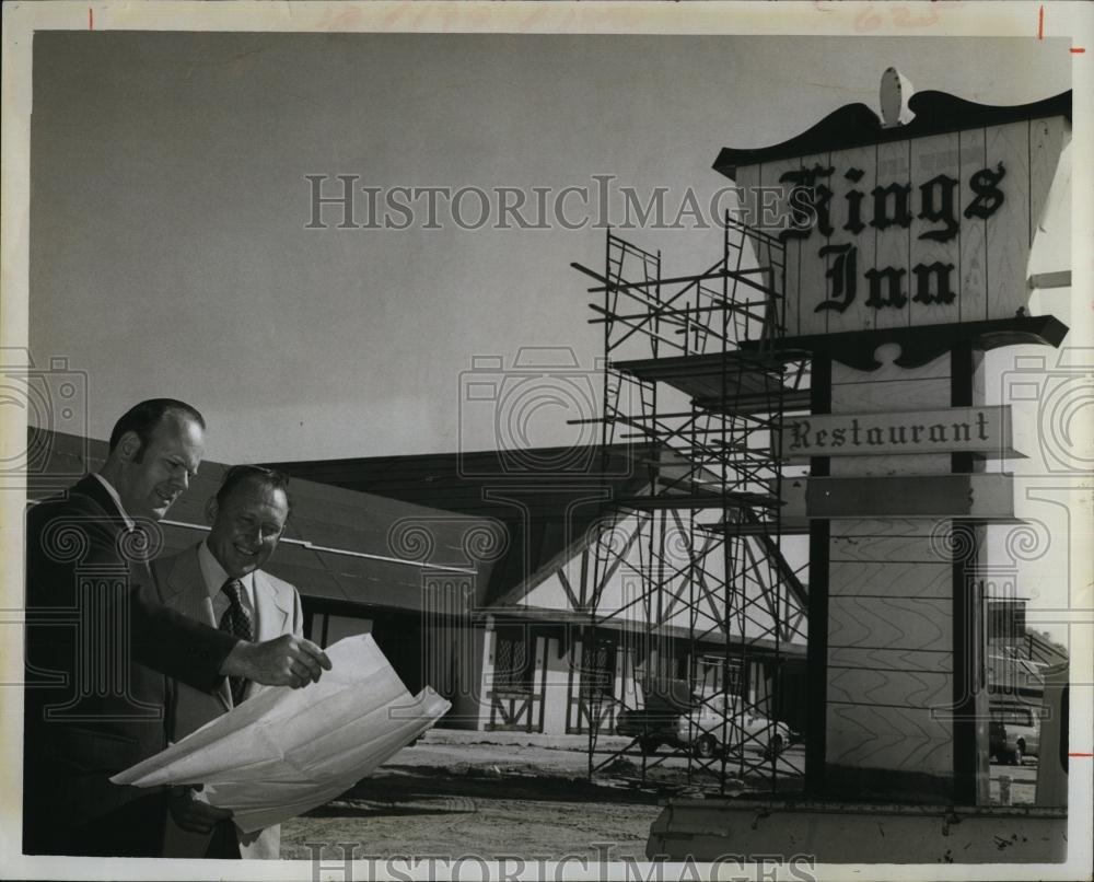 1974 Press Photo Restaurant Kings Inn Resort Preparing for Opening - RSL99679 - Historic Images