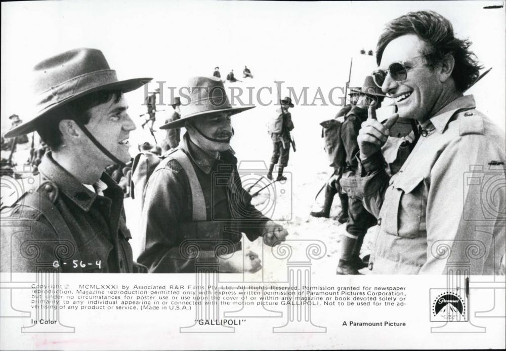 1981 Press Photo Director Peter Weir, Mel Gibson, Robert Grubb &quot;Gallipoli&quot; - Historic Images